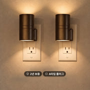 전구색 불빛을 밝힌 블랙 플러그형 업다운 LED 벽등